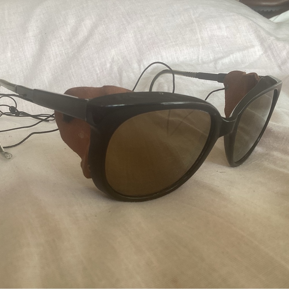 BOLLE GLACIER - Vtg sunglasses, leather glare shields, case, cord, adjustable